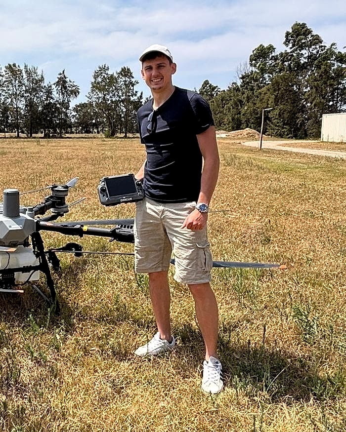 Stanley Kunz mit der Fernsteuerung der DJI Agras T100