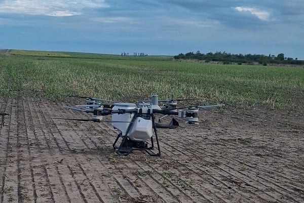 DJI Agras T100 auf einer Fläche mit Saatreihen