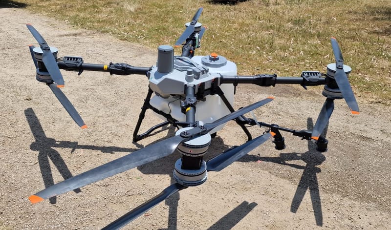Agrardrohne DJI Agras T100 von Kunz Agrotech mit ausgeklappten Armen, einsatzbereit